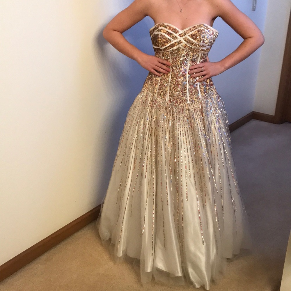 Stunning Strapless Prom Dress!